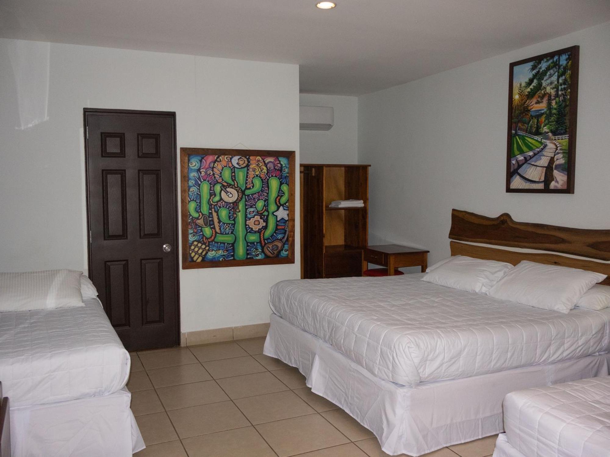 Hotel Leon Inn Esterno foto